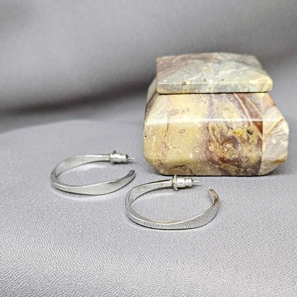 Wavy Hoop Earrings on Posts, Silver Plate, Medium Size, Vintage (90s) 1 1/4" - Picture 9 of 9